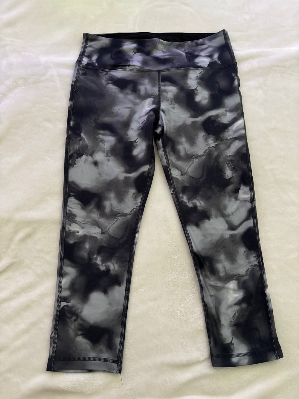 Women's Black & Gray Marble Capri Leggings